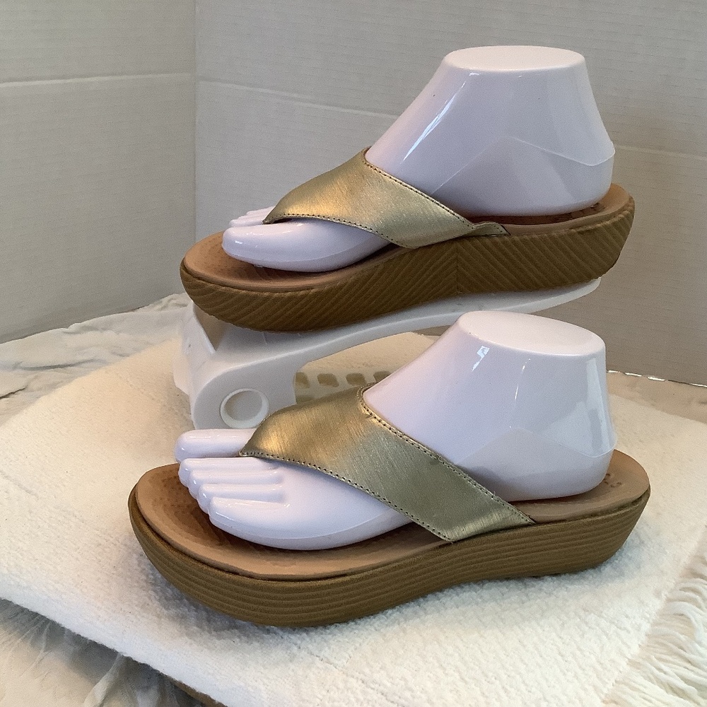 Euc‎ Crocs Metalloc gold platform thong flip flops sz 8